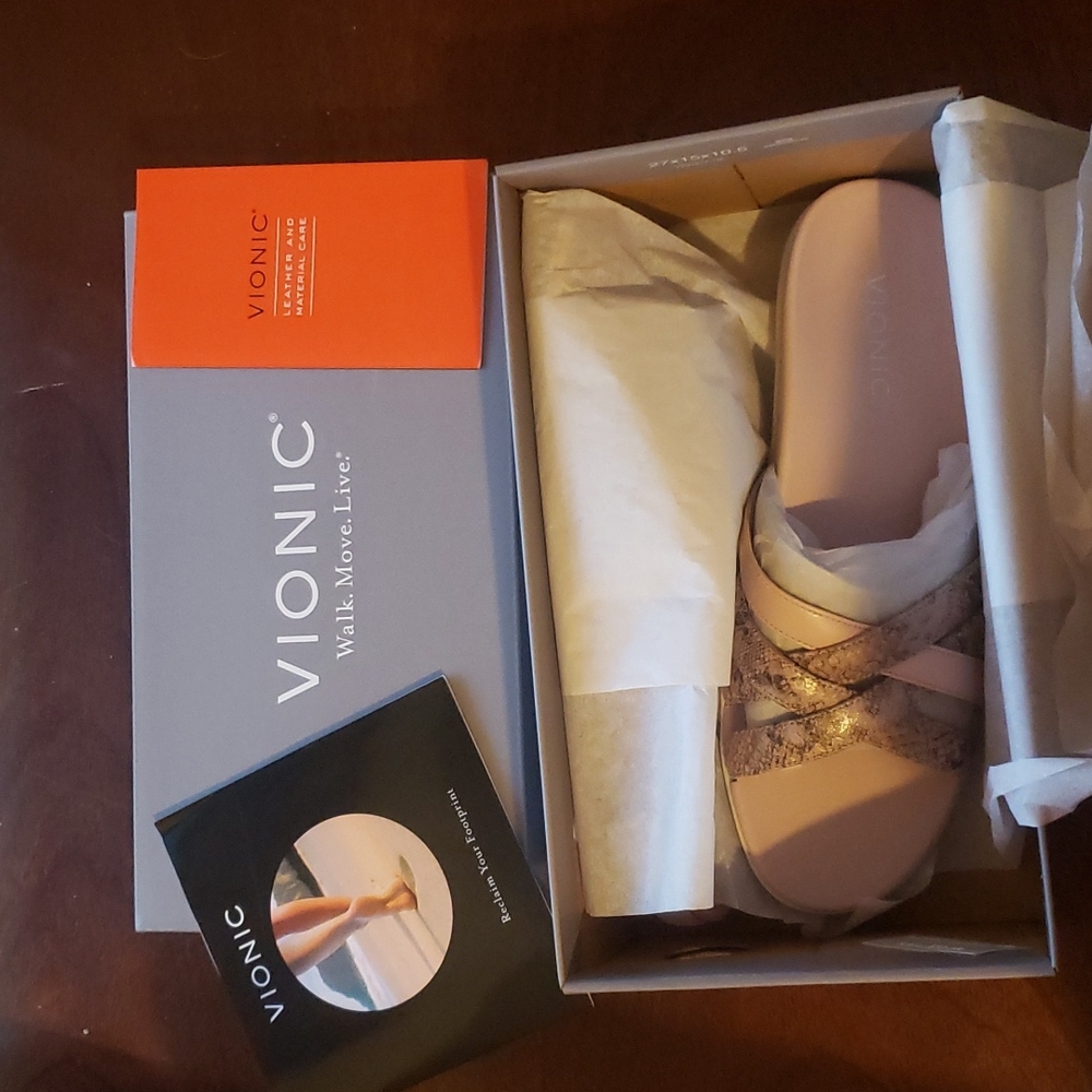 NEW IN BOX Vionic pink and snake sandals